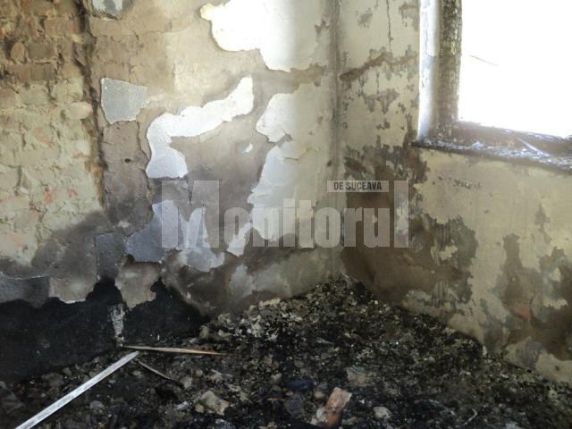 Dezastrul rămas în locuinţă, după incendiul provocat de proprietar