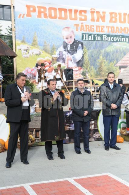Soţia premierului Emil Boc şi-a făcut cumpărăturile la Târgul „Produs în Bucovina” din Cluj