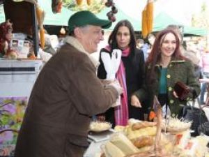 Soţia premierului Emil Boc şi-a făcut cumpărăturile la Târgul „Produs în Bucovina” din Cluj