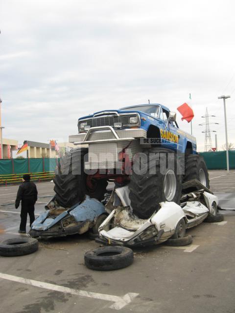 Monster Truck a distrus cu roţile două „Dacii”