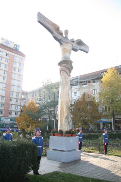 Ceremonial: Depuneri de coroane la statuia Bucovina Înaripată de Ziua Armatei