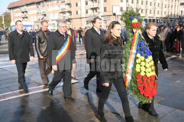 Reprezentanţi ai autorităţilor judeţe şi locale depunând o coroană de flori în jurul statuii „Bucovina Înaripată”