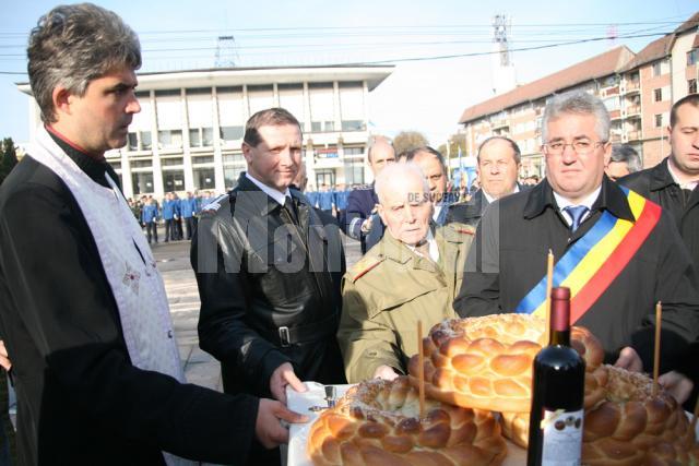 Ceremonial: Depuneri de coroane la statuia Bucovina Înaripată, de Ziua Armatei