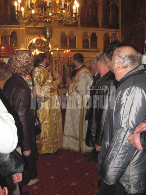 Slujbă arhierească: Arhiepiscopul Tomisului şi Arhiepiscopul Sucevei, prezenţi ieri la hramul Bisericii „Sf. Dumitru”
