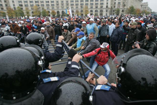 Îmbrânceli între protestatari şi jandarmi. Foto: MEDIAFAX