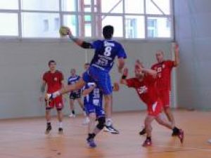 Handbaliştii echipei Universitatea Suceava au disputat două meciuri de pregătire pe teren propriu, în compania colegei din Liga Naţională, Dinamo Braşov