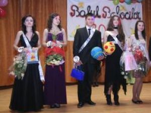 Andreea Bosânceanu şi Andrei Andruşcă, Miss şi Mister Dumbrăveni, alături de ceilalţi câştigători