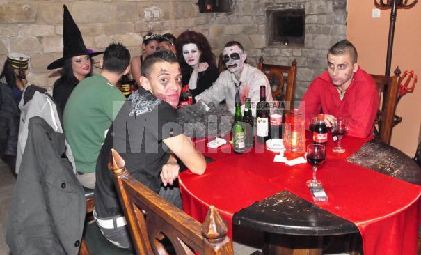 Halloween: Vrăjitoare din trei judeţe şi-au dat întâlnire la Castelul Contelui Dracula
