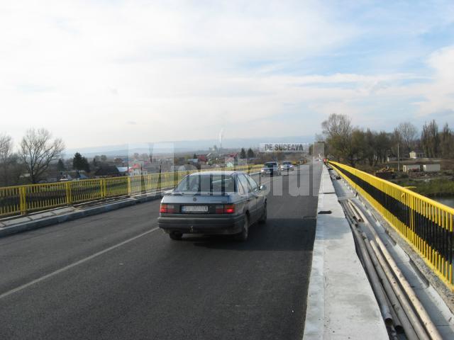 Podul rutier de pe DN 17 A de peste râul Suceava care face legătura între Rădăuţi şi Siret a fost redeschis circulaţiei rutiere
