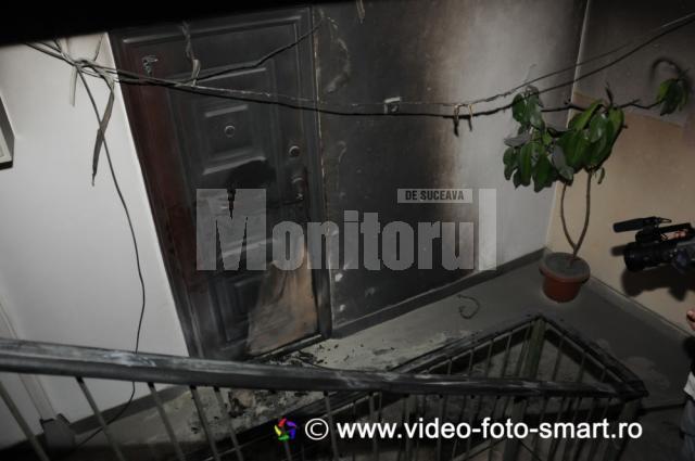 Incendiere intenţionată: Strigăte disperate în noapte, cu copilul pe geam şi uşa în flăcări