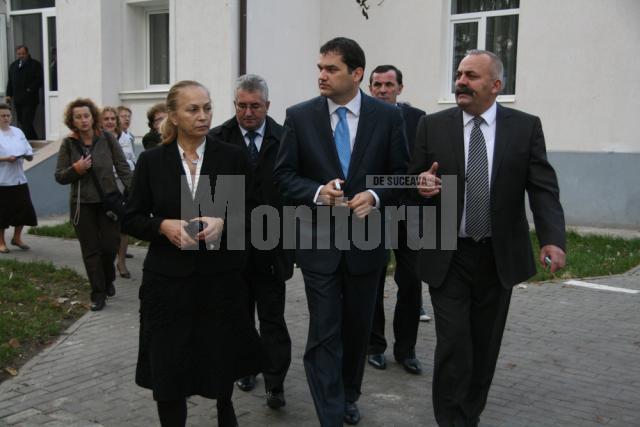 Managerul Vasile Rimbu si directorul medical Doina Ganea Motan ii arata ministrului investitiile facute la spital
