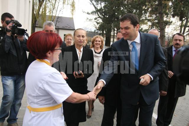 Ministrul Atilla Cseke si sefa sectiei de Boli Infectioase, dr. Corina Stanescu