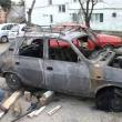 Parcare periculoasă: Maşină distrusă de flăcări, de la o ţigară aprinsă aruncată în buncărul de gunoi