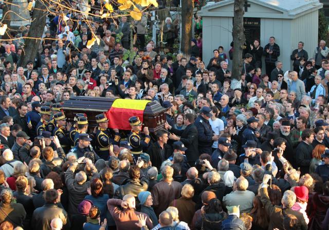 Mii de oameni  au participat la funeraliile poetului Adrian Păunescu, la cimitirul Bellu din Bucuresti. Foto: MEDIAFAX