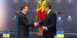 Premierul Republicii Moldova, Vlad Filat şi ministrul de Externe al României, Teodor Baconschi. Foto: MAE