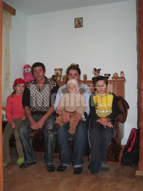 Oameni fericiţi: O familie din capitală şi preotul din sat au predat prima casă nouă pentru sinistraţi, în Pătrăuţi