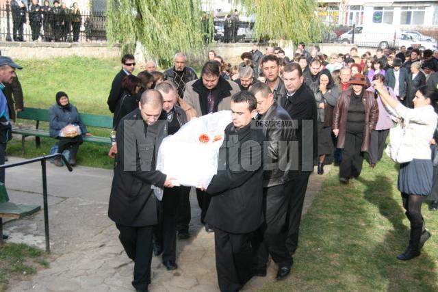 Lacrimi: Copii în tricouri albe, cu chipul lui Tudor Mîrza, la înmormântarea băiatului