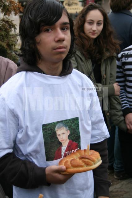 Lacrimi: Copii în tricouri albe, cu chipul lui Tudor Mîrza, la înmormântarea băiatului