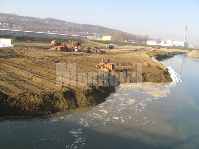 Lucrările de deviere a râului Suceava în zona podului de la Bazar au fost reluate în forţă de constructorii de la SC CF Iaşi Grup Colas