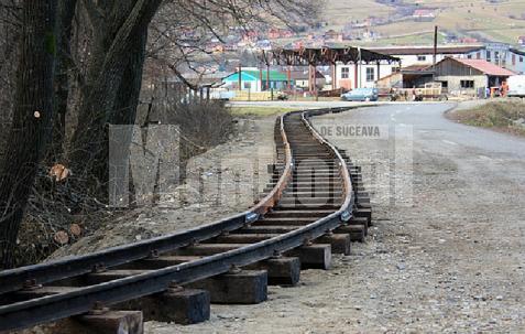 În parcul Ariniş de la Gura Humorului au început lucrările pentru amplasarea căii ferate pe care va circula mocăniţa