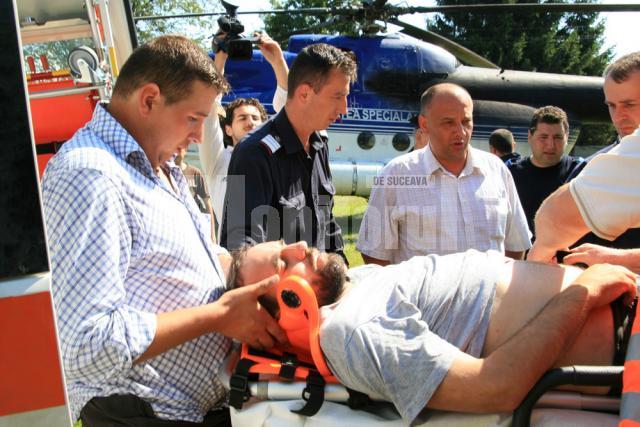 Ştefan Belmega, preluat de ambulanţierii de la elicopter şi dus la Spitalul Judeţean, pe 29 iulie 2008. Foto: Corneliu CÂRDEIU