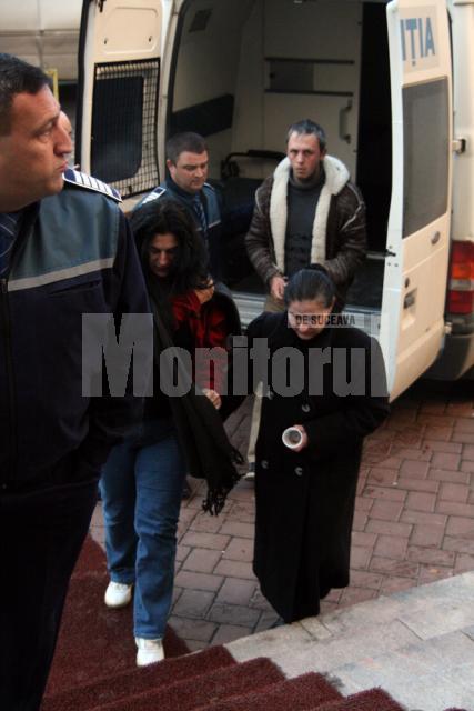 Cristina Boschi (stânga), Mariana Florentina Dumitrescu (dreapta) şi Ionuţ Marius Ciubotariu, duşi în fata judecătorilor cu propunere de arestare preventivă