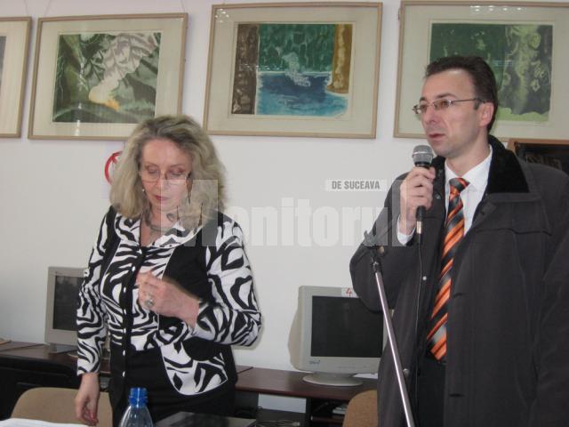 Scriitoarea Angela Furtuna si directorul Bibliotecii, Gabriel Cărăbuş