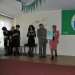 Angelica Ignat, coordonator proiectului Eco-Scoala prezinta steagul verde