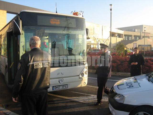 Agentul de paza care a atacat autobuzul, în dreapta imaginii