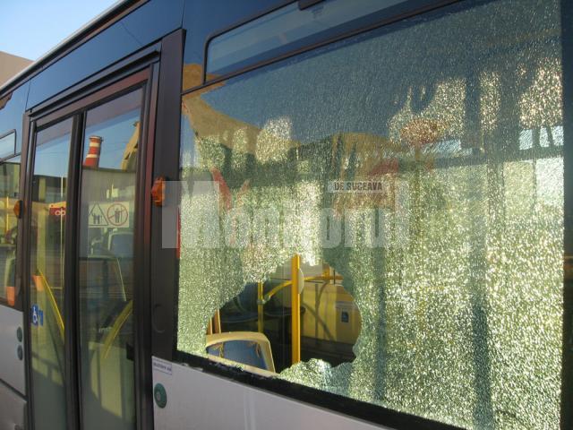 Geamul securizat al autobuzului, spart cu o lovitură de cot