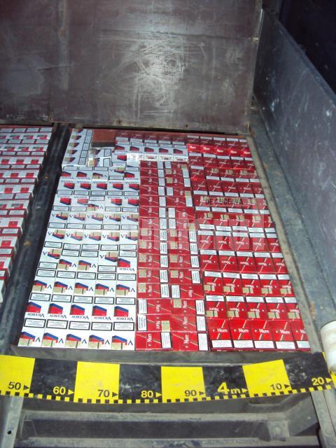 Transport ilegal de ţigări de aproape 18.000 de pachete, ţigări destinate pieţelor din Ardeal