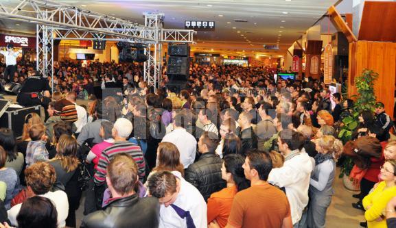 Miile de suceveni care s-au aflat sâmbătă noapte în Iulius Mall nu au ratat concertul live, de aproape o oră, susţinut de Ştefan Bănică Jr. şi echipa sa