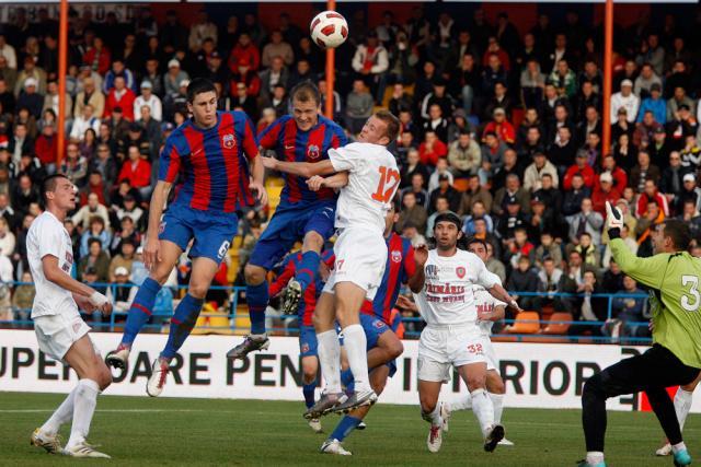 Kapetanos (centru), de la Steaua Bucureşti, se luptă pentru balon cu un adversar, în meciul cu FCM Targu Mureş. Foto: MEDIAFAX