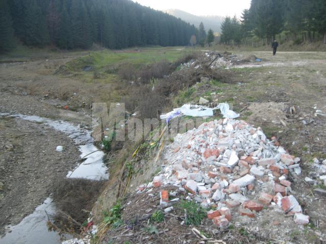 Malul unui pârâu aflat la marginea pădurii, la mică distanţă de Mănăstirea Putna, a fost transformat într-o adevărată groapă de gunoi