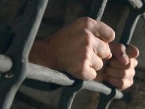 Cinci din şase: Poliţistul de frontieră care lucra pentru contrabandiştii de ţigări, trimis în arest pentru 29 de zile