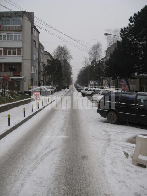 Materialul antiderapant a ajuns târziu pe strada Tineretului, din Burdujeni