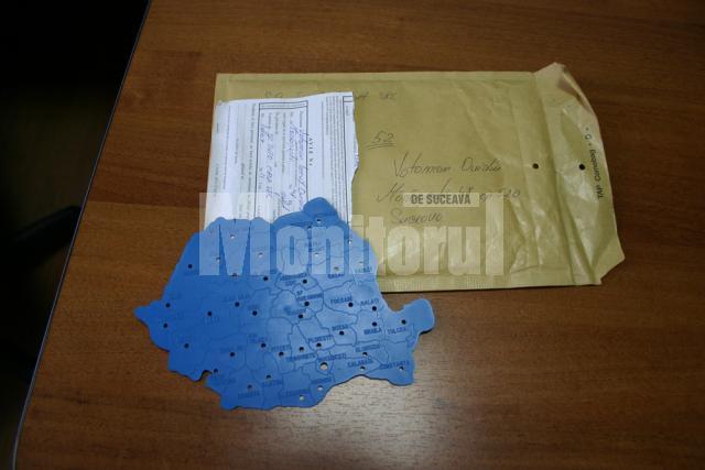 Tiparul din plastic cu harta României era trimis într-un colet, alături de câteva foi A4