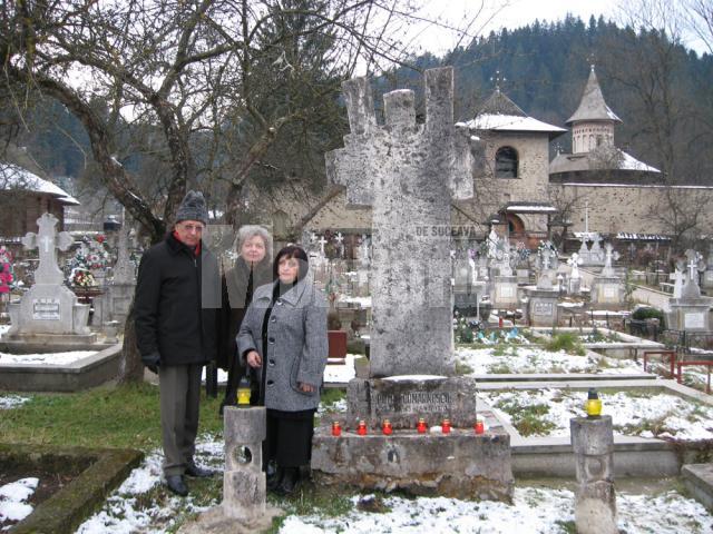 Prof. Nicolae Cârlan, scriitoarea şi jurnalista Doina Cernica şi artista plastică Danny Zărnescu, la  mormântul lui Petru Comarnescu