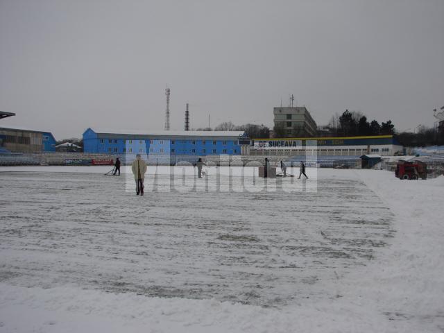 La stadionul Areni s-a lucrat toată ziua de ieri pentru îndepărtarea zăpezii
