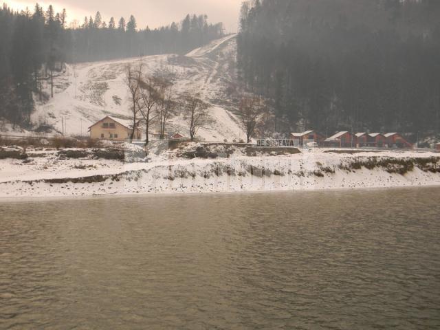 Râul Moldova şi pârtia de schi