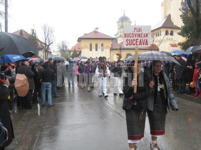 Bucovineni în Cetatea Alba: La „Unirea de la Alba”, cu câţiva suceveni, printre stropi reci de ploaie