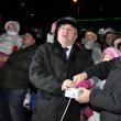Primarul Ion Lungu, preşedintele CJ, Gheorghe Flutur, împreună cu o fetiţă din public au aprins luminile din bradul din centrul Sucevei