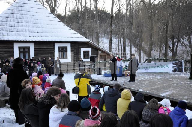 Startul programului Crăciun în Bucovina a fost dat de preşedintele CJ Suceava, Gheorghe Flutur, însoţit de directorul Muzeului Bucovina, Emil Ursu