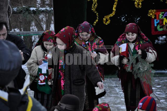 Programul Crăciun în Bucovina a început, ieri, la Muzeul Satului Bucovinean, cu daruri aduse pentru copii, de Moş Nicolae