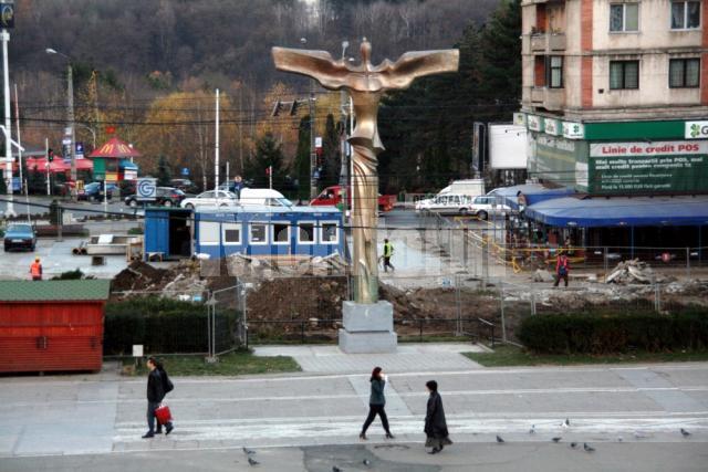Lucrări parcări subterane: Statuia “Bucovina înaripată” va fi mutată joi din centrul Sucevei