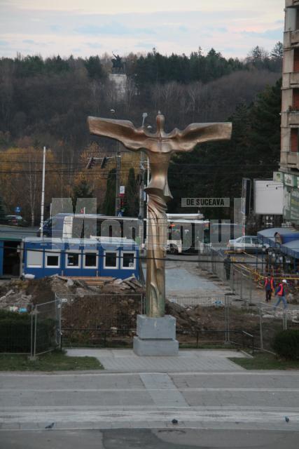Lucrări parcări subterane: Statuia “Bucovina înaripată” va fi mutată astăzi din centrul Sucevei