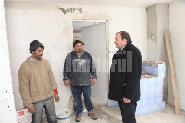 Reconstrucţie: Şase familii de sinistraţi din Suceviţa s-au mutat în locuinţe noi