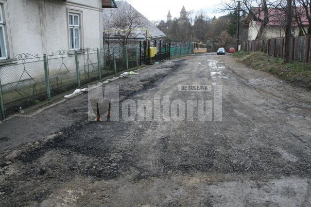 Lucrări de mântuială: Asfaltarea de noapte a ridicat o stradă din Suceava la nivelul trotuarului