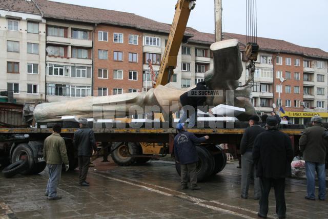 Prinsă cu mai multe chingi, statuia a fost aşezată pe platforma camionului cu care a fost transportată