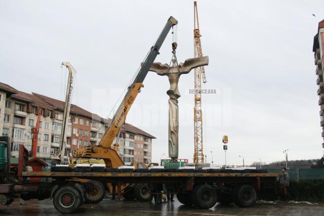 “Bucovina înaripată”: Statuie de 100.000 de euro, mutată pentru a putea fi făcute primele parcări subterane din Suceava